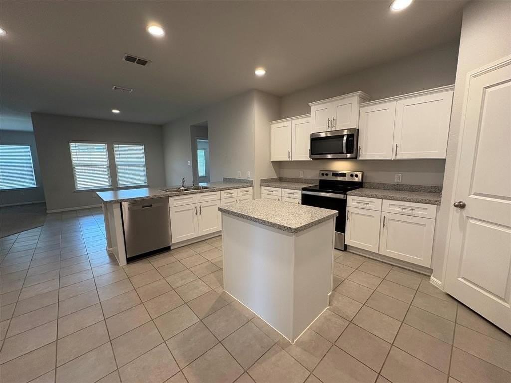 424 Amory St - Photo 3 of 26