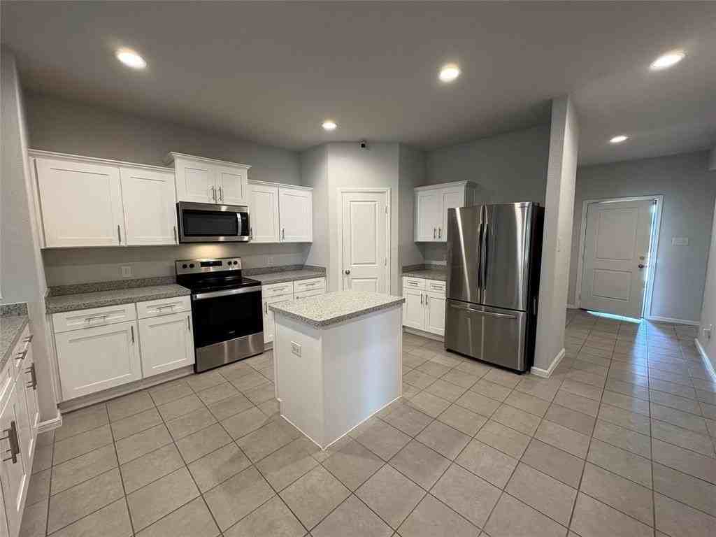 424 Amory St - Photo 4 of 26