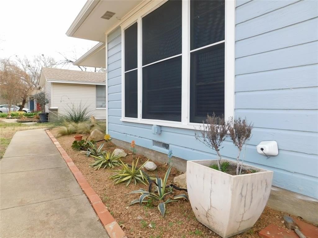 817 Emery St - Photo 3 of 33