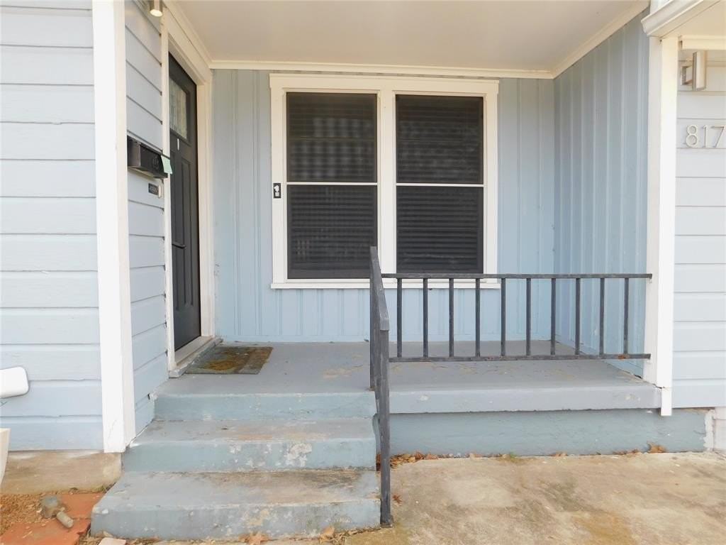 817 Emery St - Photo 4 of 33