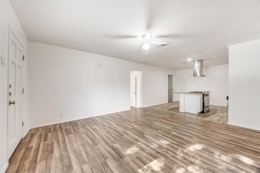 1043 Star St - Photo 4 of 25