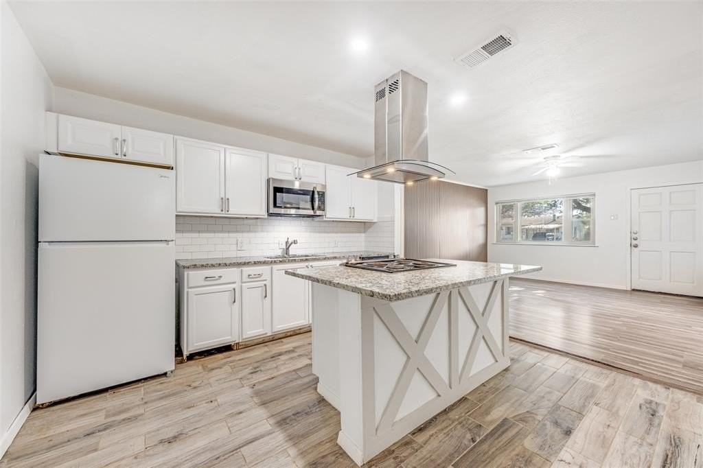 1043 Star St - Photo 7 of 25