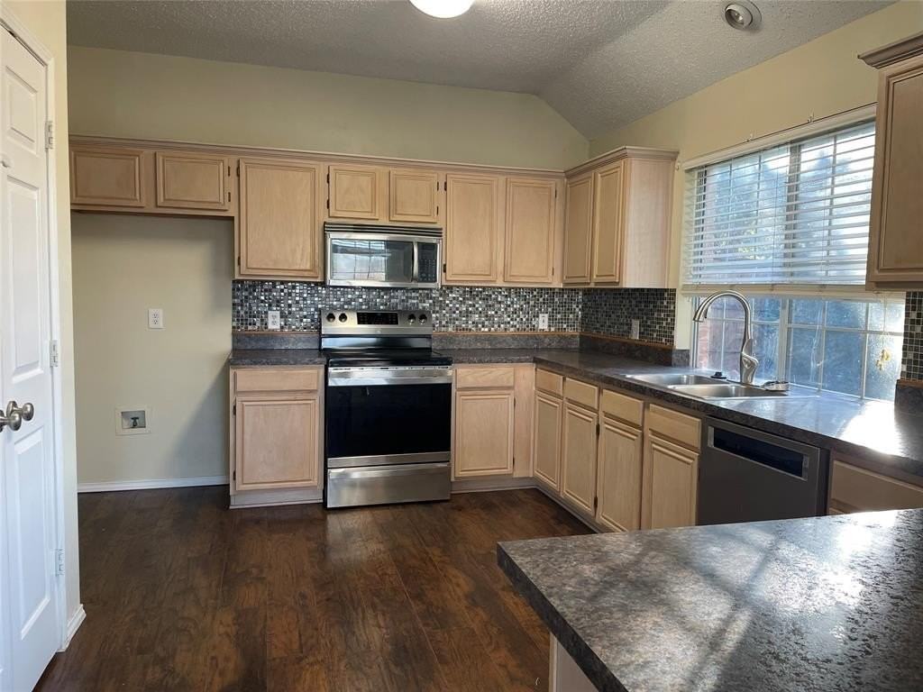 7901 Old Hickory Dr - Photo 4 of 15