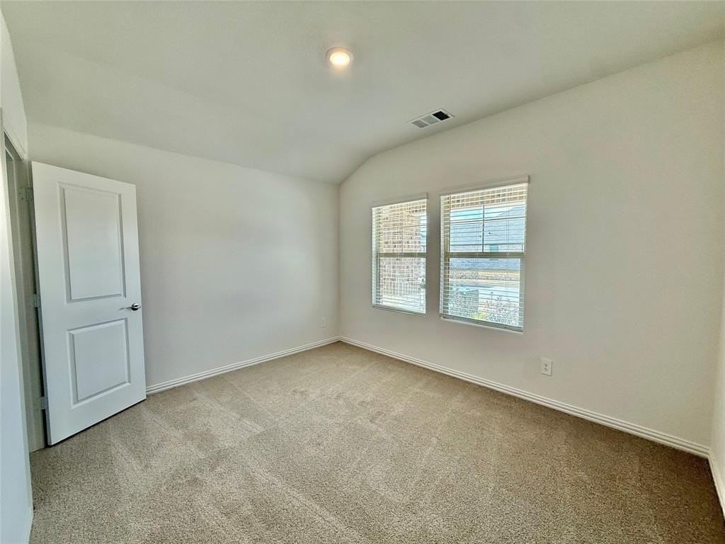 409 Loch Dr - Photo 3 of 36