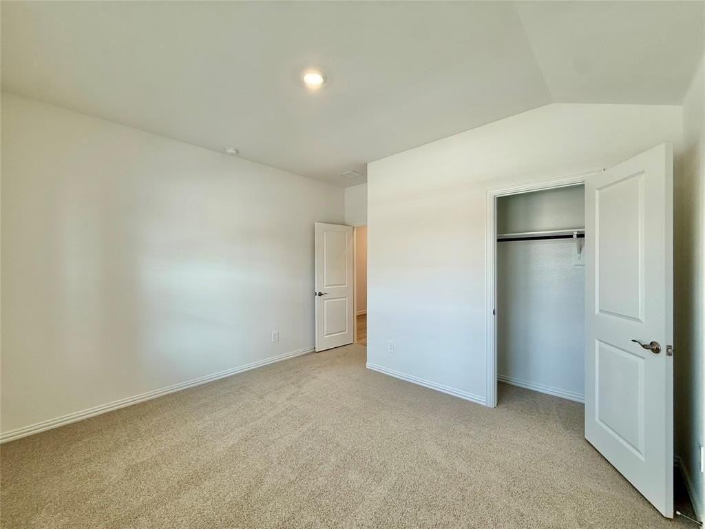 409 Loch Dr - Photo 4 of 36