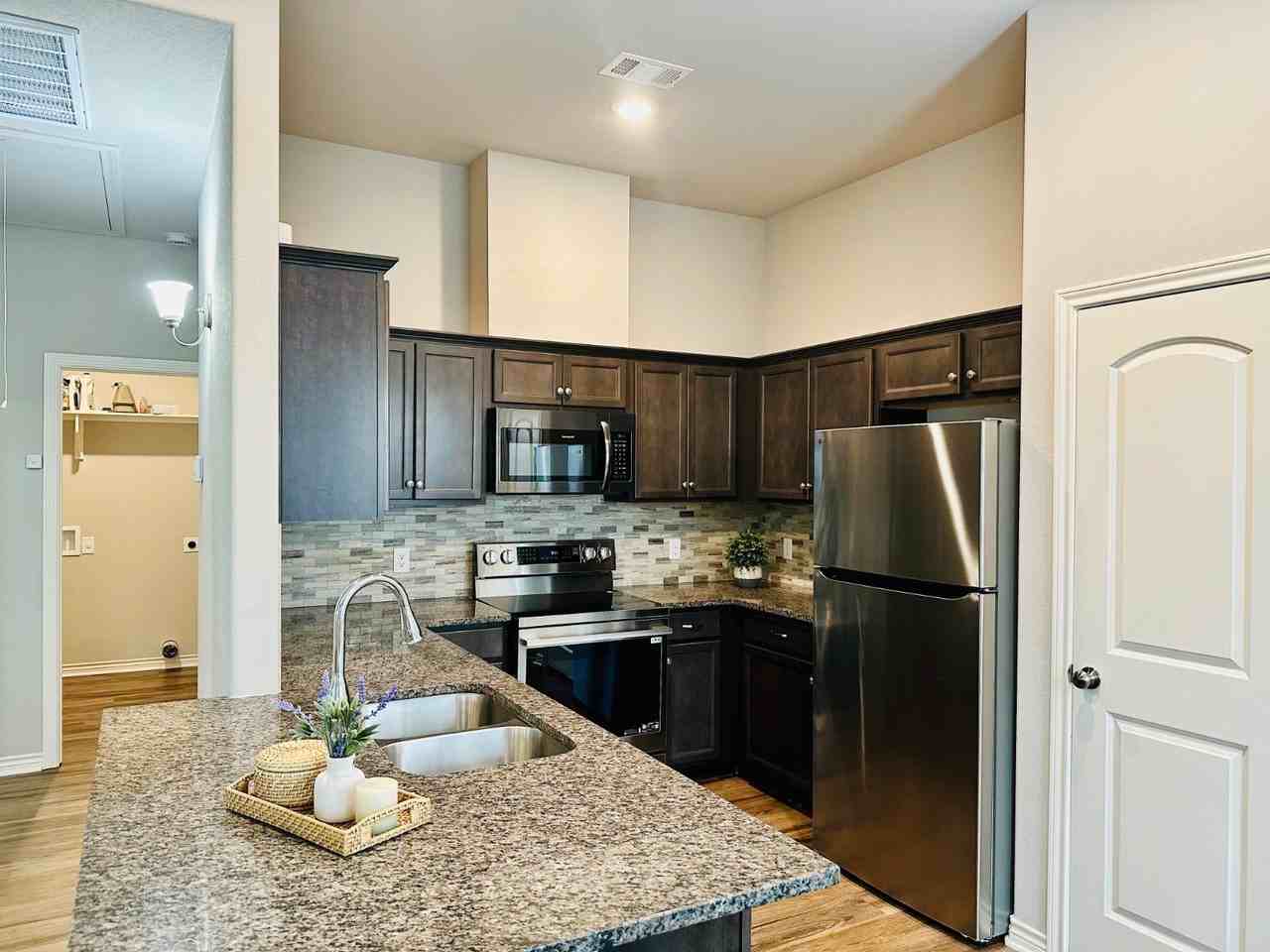 1512 Dansby St - Photo 5 of 26