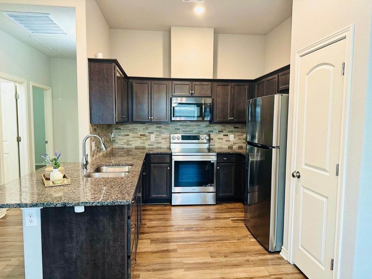 1512 Dansby St - Photo 6 of 26