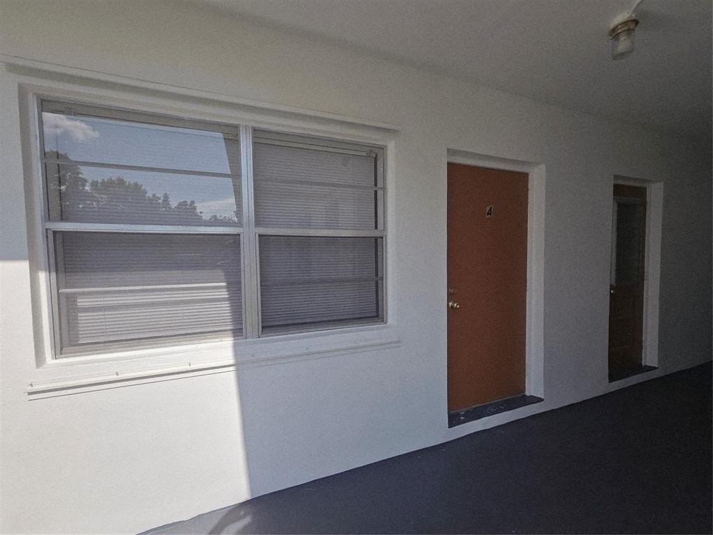 1007 N 19th Ave #4 - Photo 5 of 29