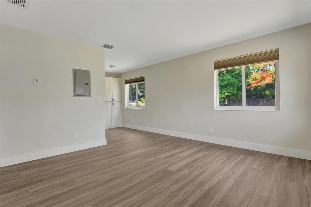 875 Ne 39th St - Photo 3 of 11