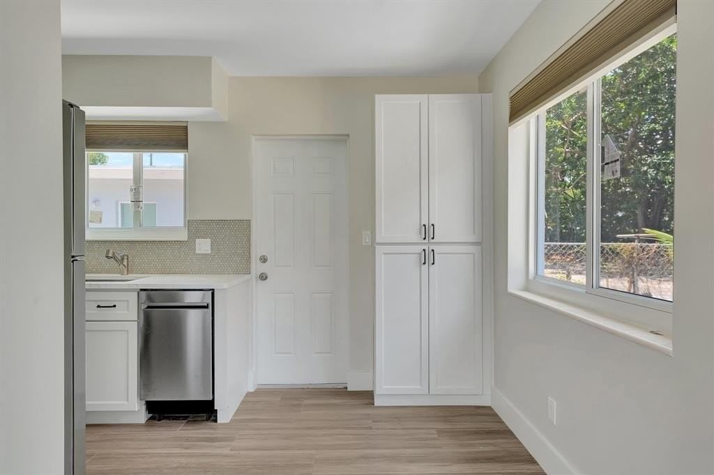 875 Ne 39th St - Photo 4 of 11