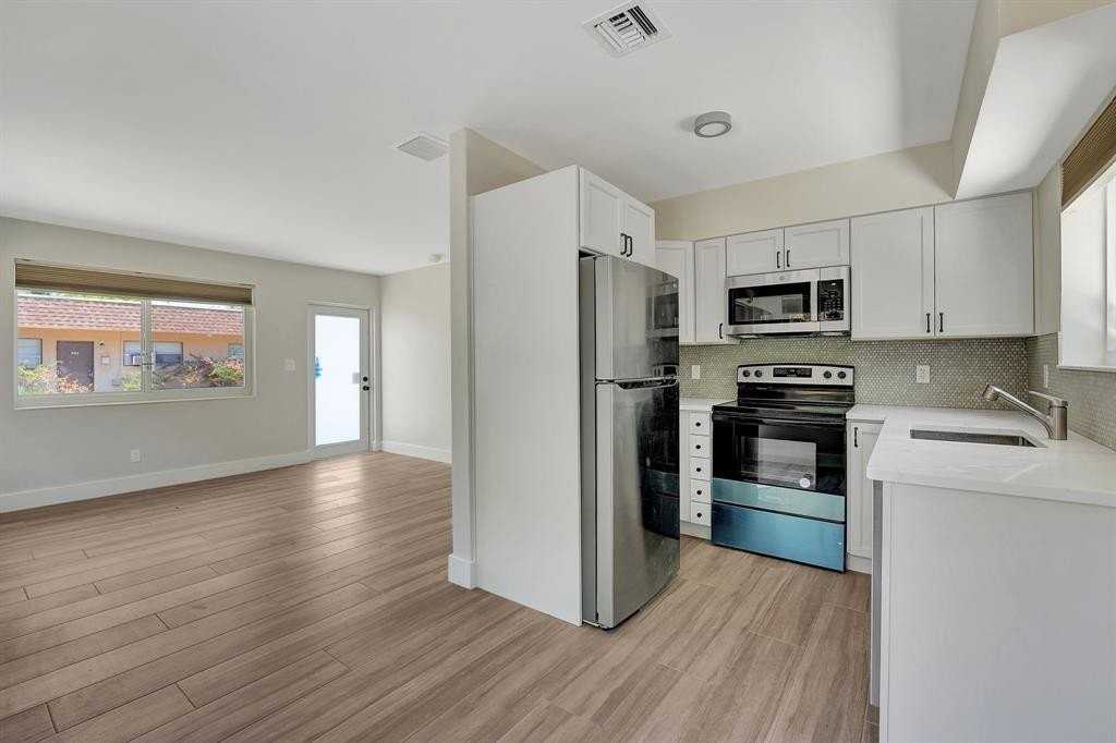 875 Ne 39th St - Photo 5 of 11