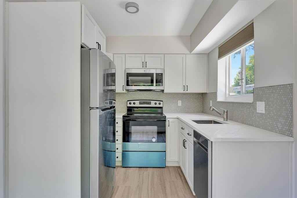 875 Ne 39th St - Photo 6 of 11