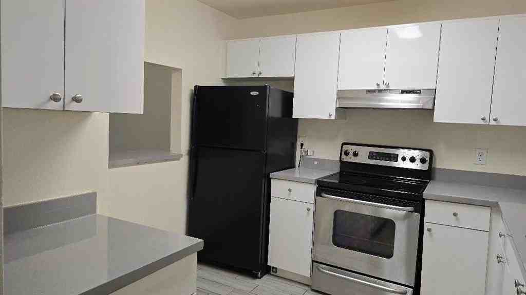 2810 Riverside Dr #202 - Photo 5 of 20