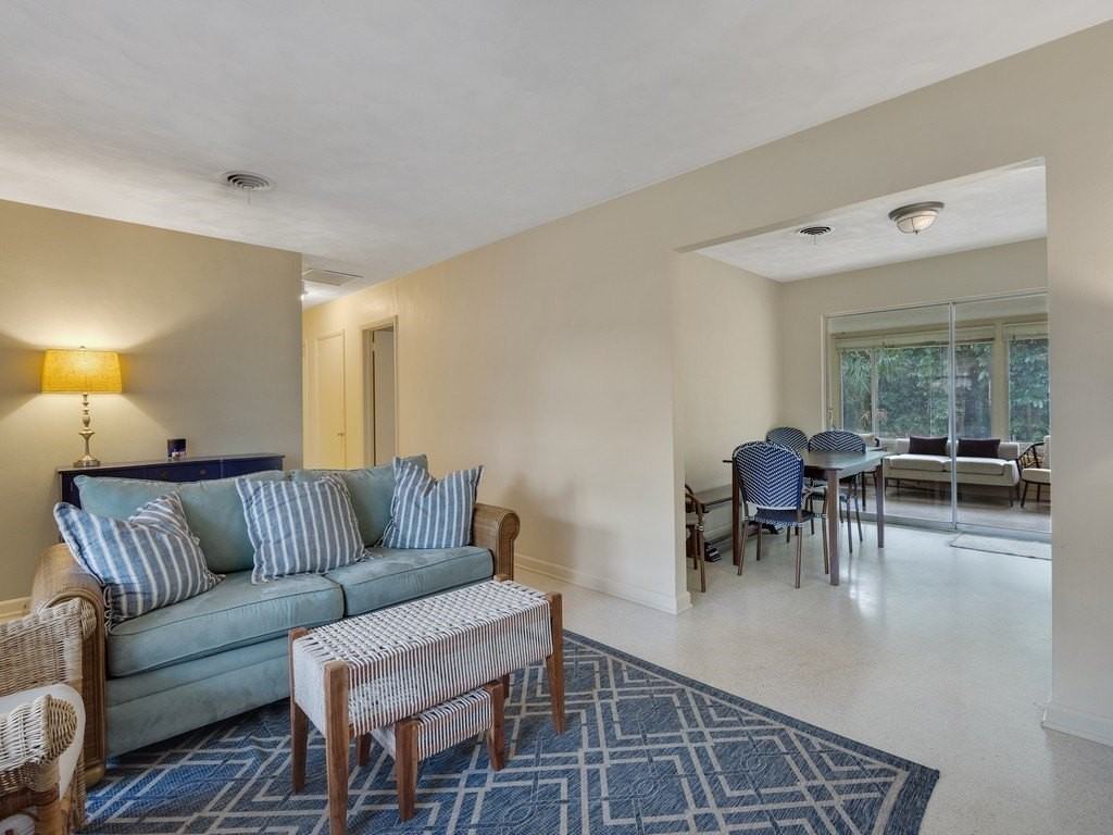 712 Iris Ln - Photo 2 of 31