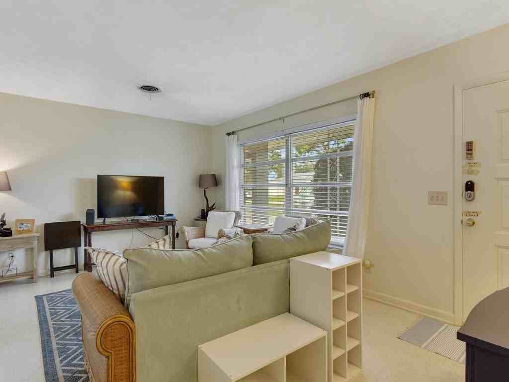 712 Iris Ln - Photo 3 of 31