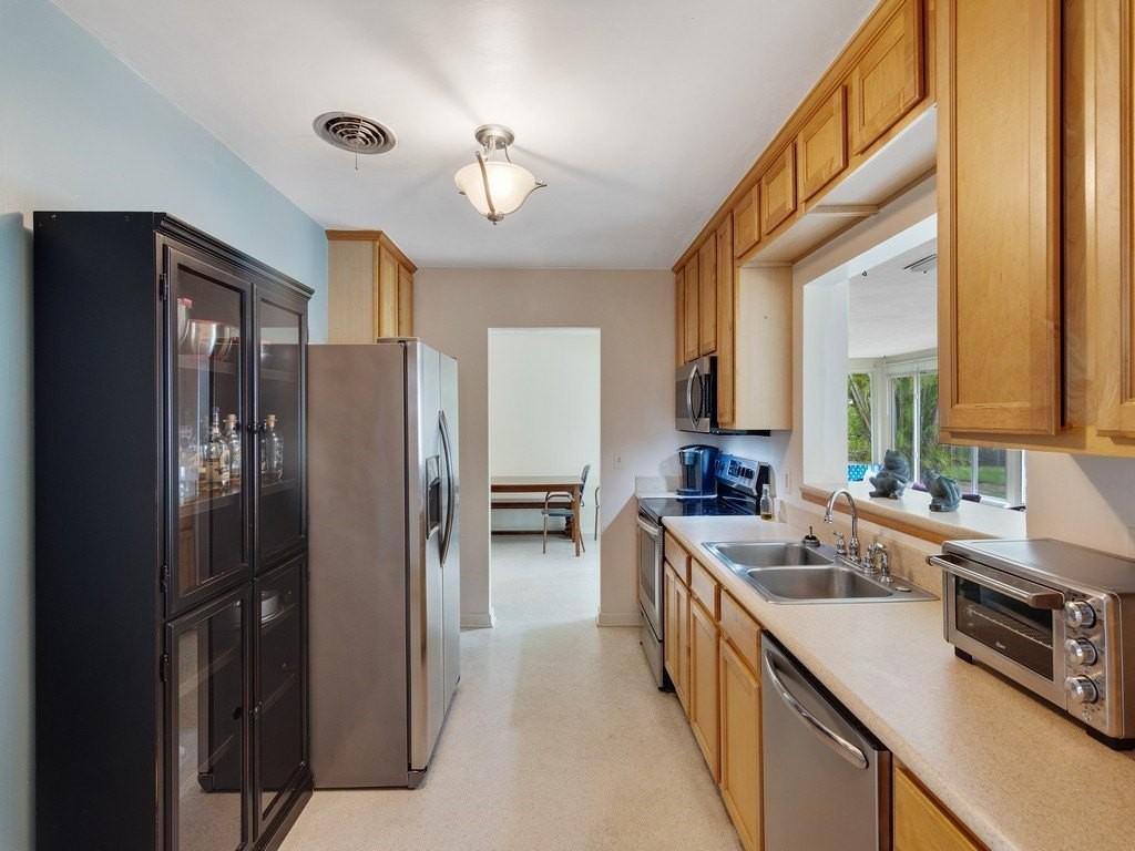 712 Iris Ln - Photo 7 of 31