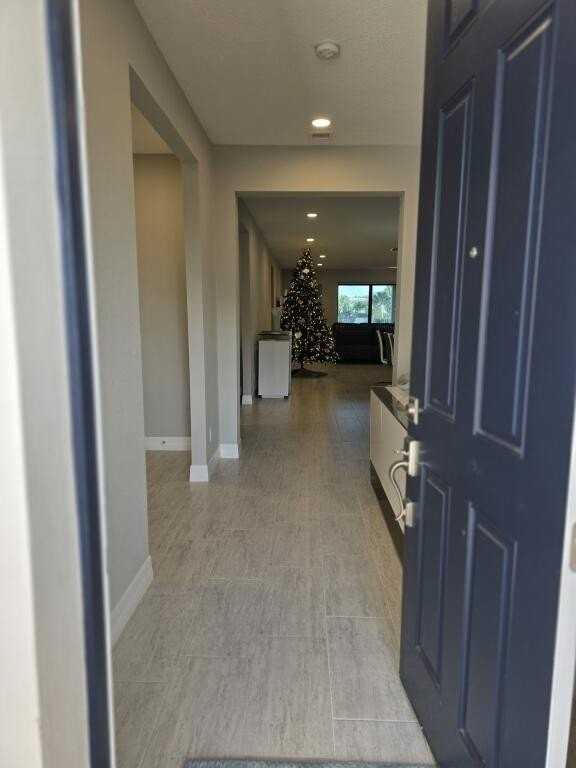 527 Se Vallarta Dr - Photo 3 of 50