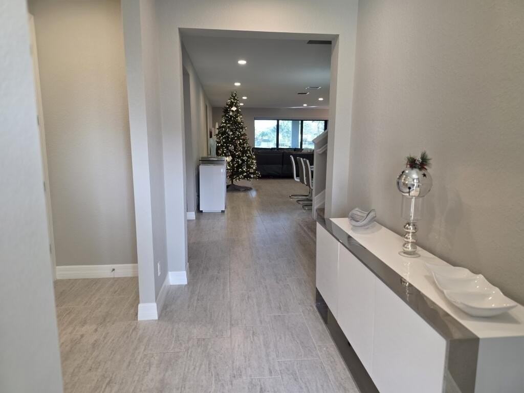 527 Se Vallarta Dr - Photo 4 of 50