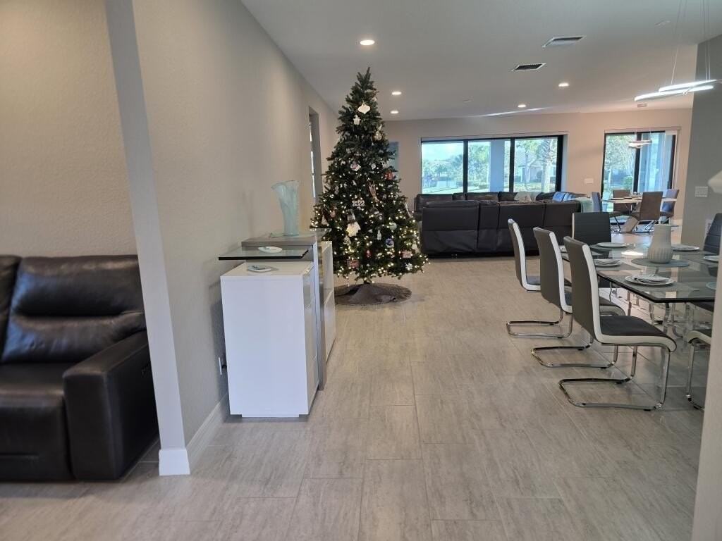 527 Se Vallarta Dr - Photo 5 of 50