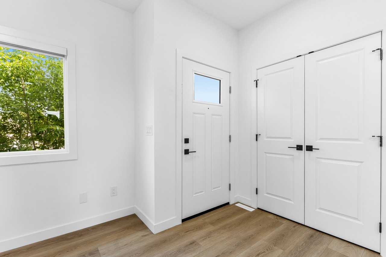 10915 159 Street NW, Mayfield, West Edmonton, AB - Photo 2 of 50