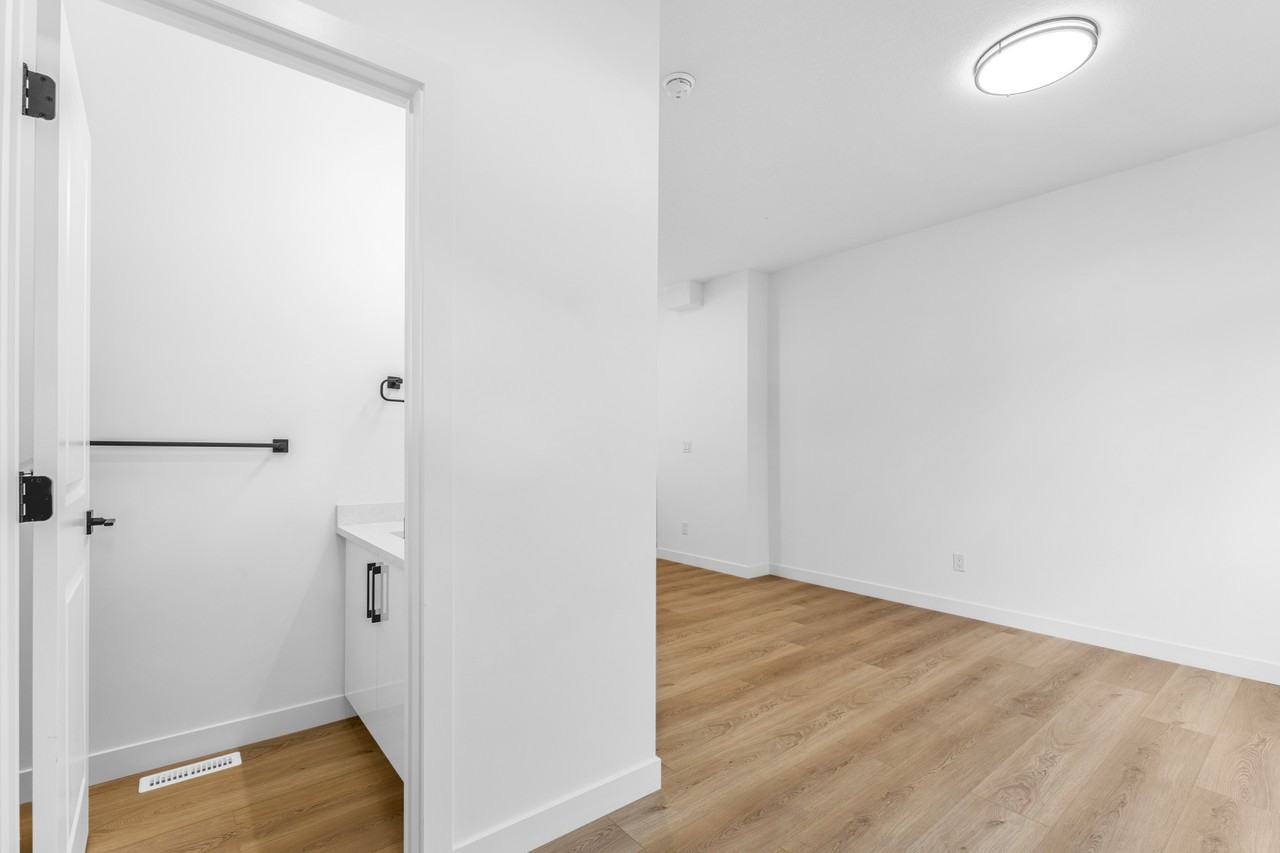 10915 159 Street NW, Mayfield, West Edmonton, AB - Photo 3 of 50