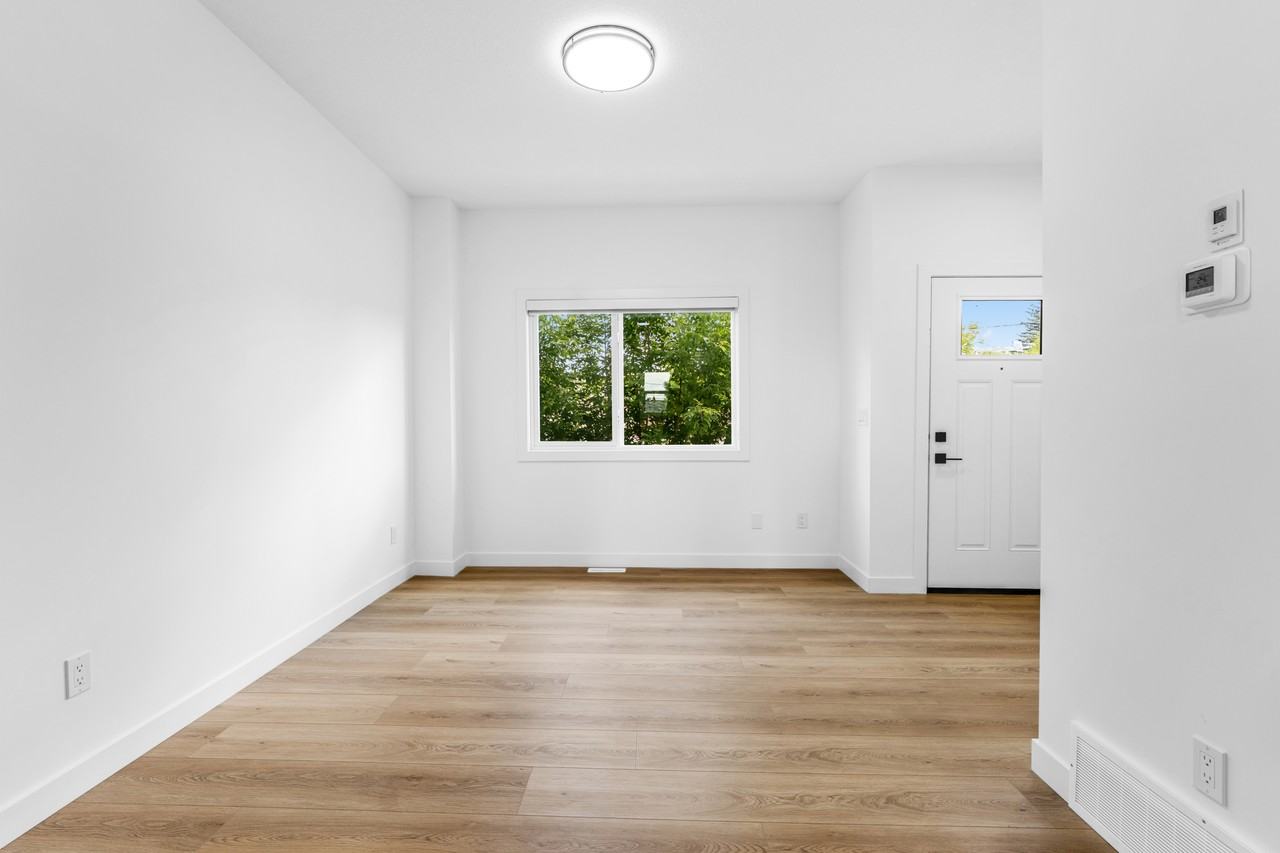 10915 159 Street NW, Mayfield, West Edmonton, AB - Photo 7 of 50