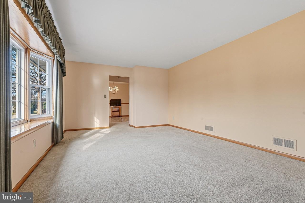 6219 Groveland Rd - Photo 5 of 32