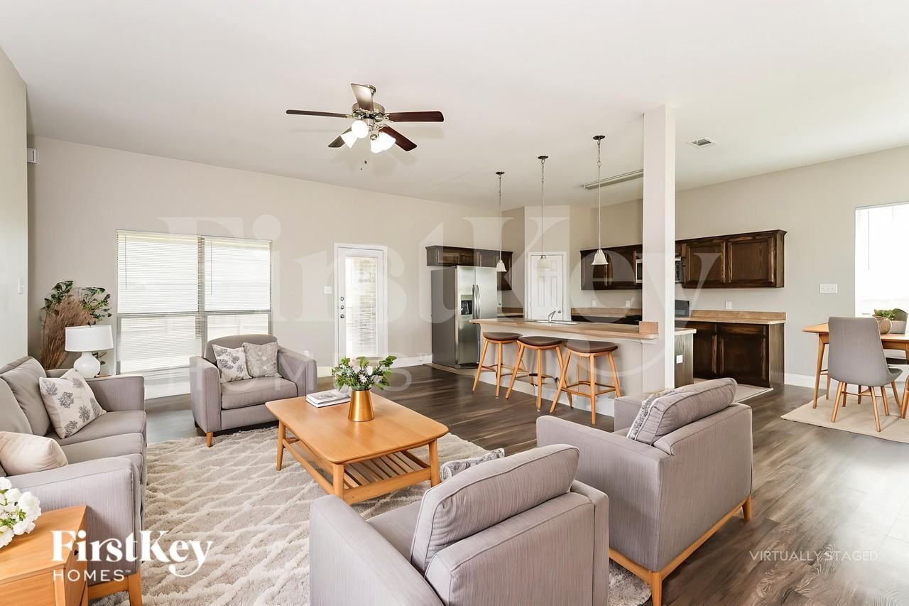 15635 Gatsby Ln - Photo 3 of 19