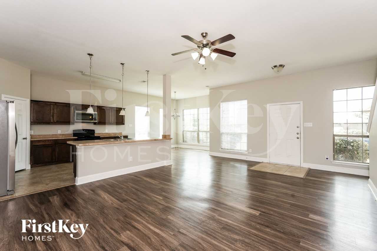 15635 Gatsby Ln - Photo 4 of 19