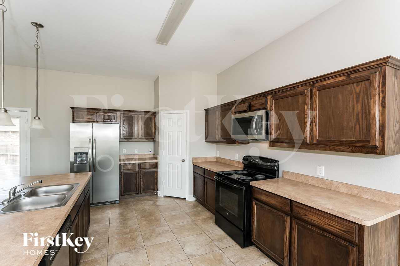 15635 Gatsby Ln - Photo 7 of 19