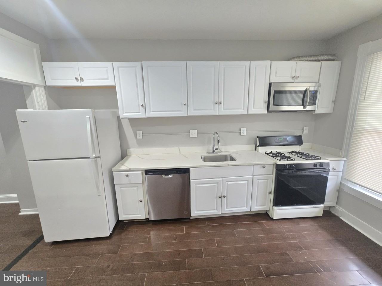 402 N Curley St - Photo 5 of 11