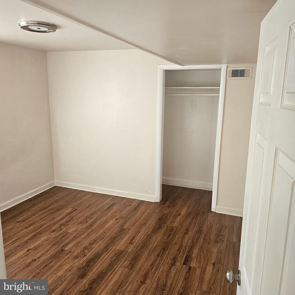 616 Hollywood Ave - Photo 3 of 9