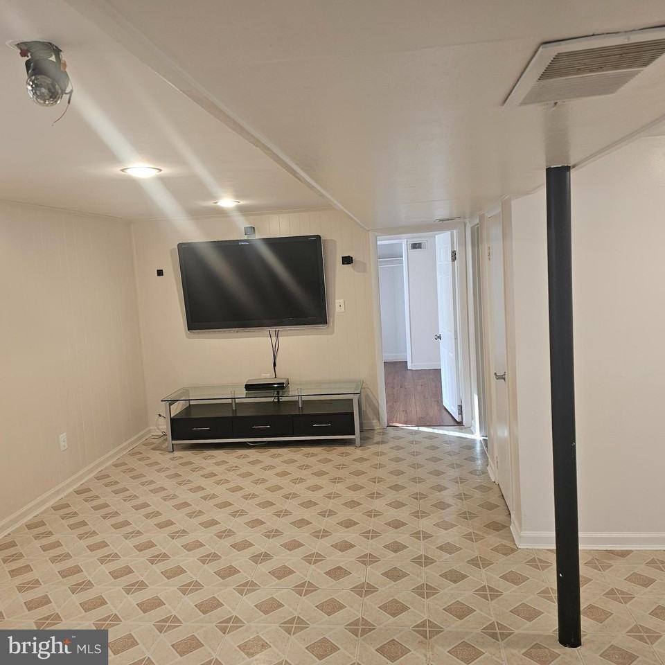 616 Hollywood Ave - Photo 5 of 9