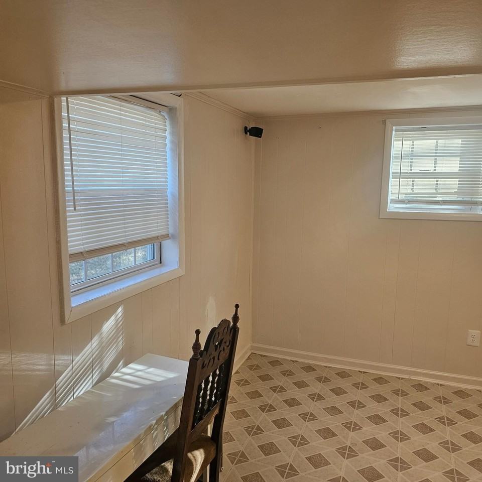 616 Hollywood Ave - Photo 6 of 9