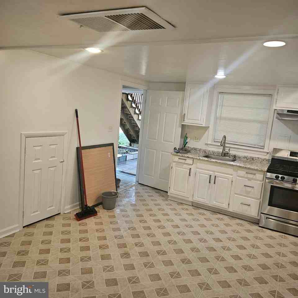 616 Hollywood Ave - Photo 7 of 9