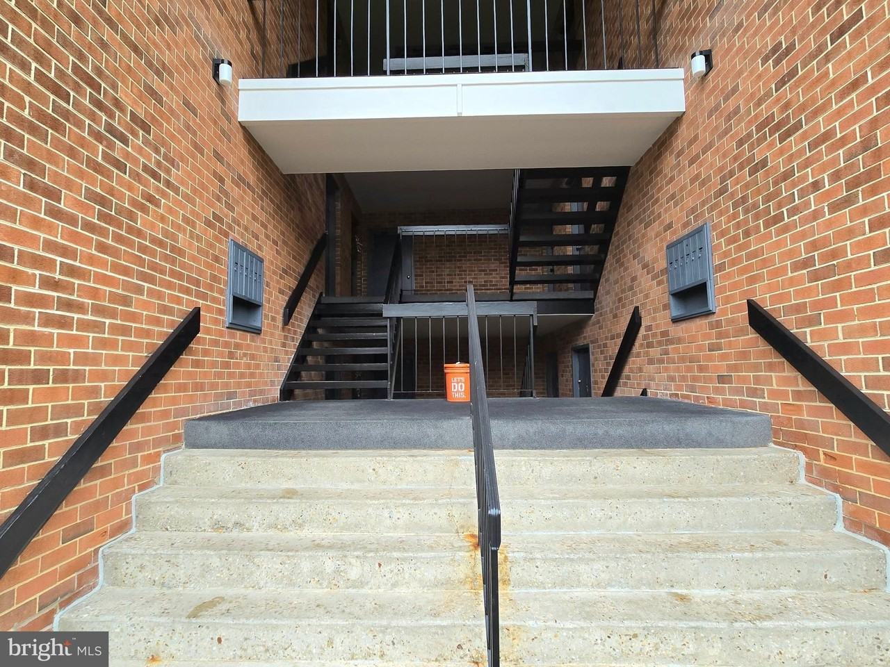 114 Van Buren Rd Apt 5 #5 - Photo 3 of 13