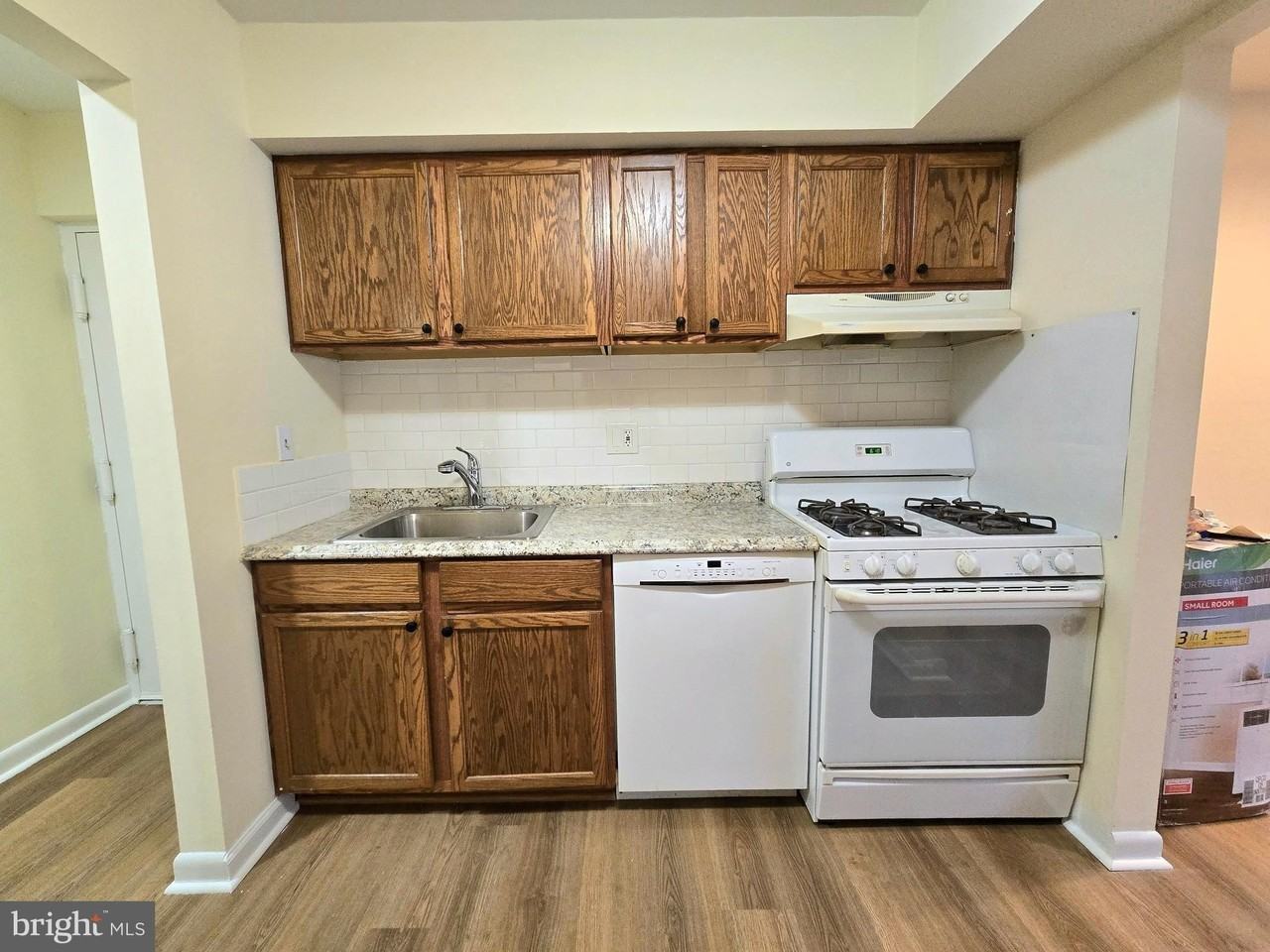 114 Van Buren Rd Apt 5 #5 - Photo 6 of 13