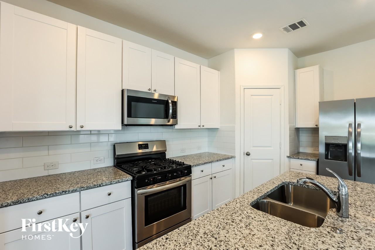 10719 Vinateros Dr - Photo 4 of 15