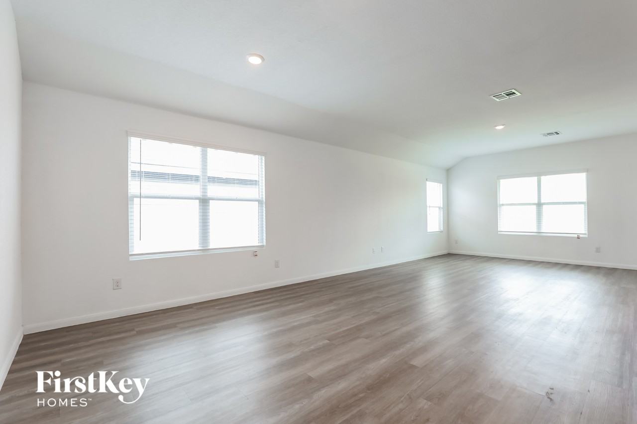 10719 Vinateros Dr - Photo 7 of 15