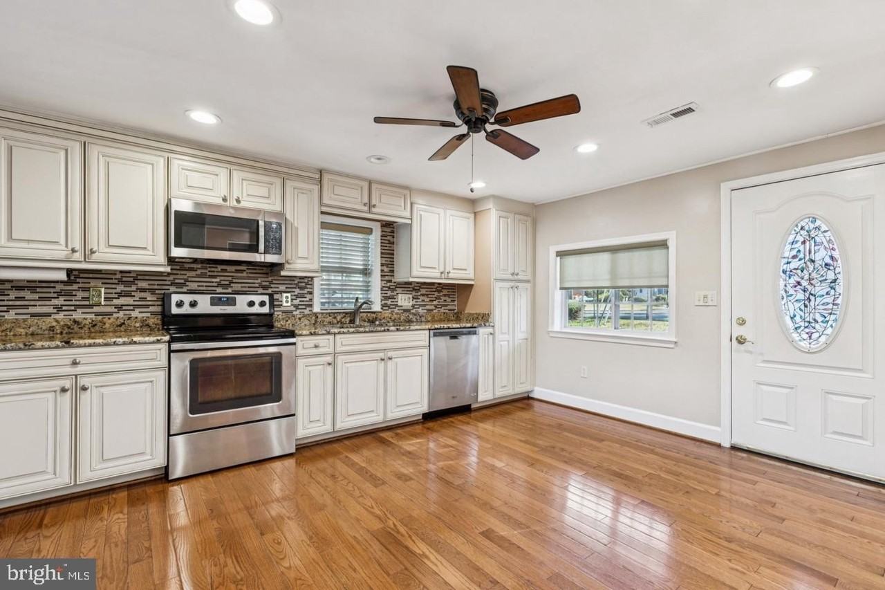 7714 Arlen St - Photo 2 of 24