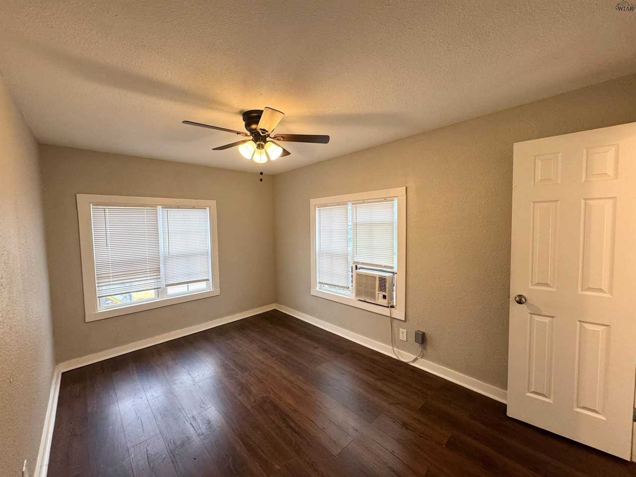 1202 Austin St #D - Photo 4 of 9