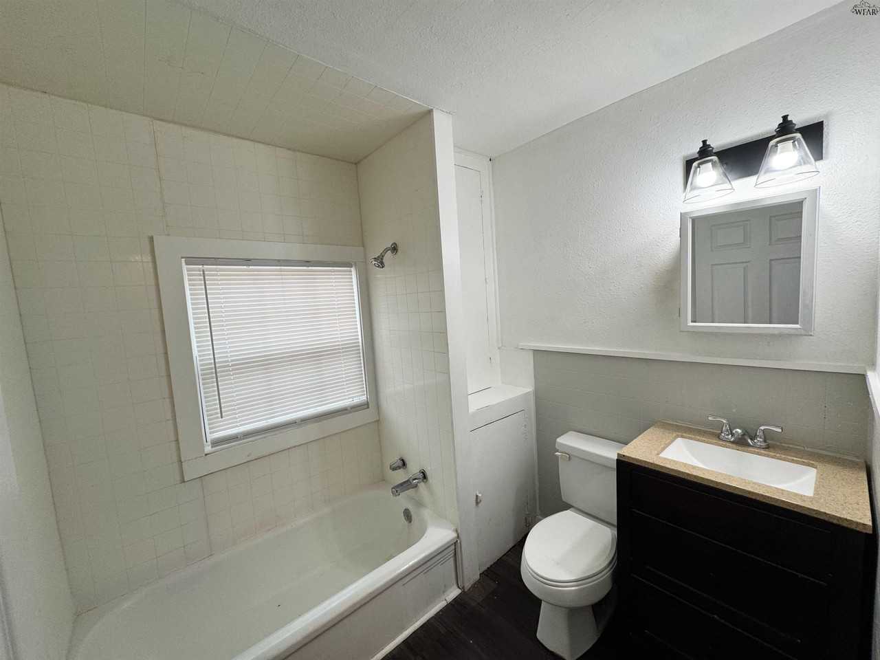 1202 Austin St #D - Photo 6 of 9