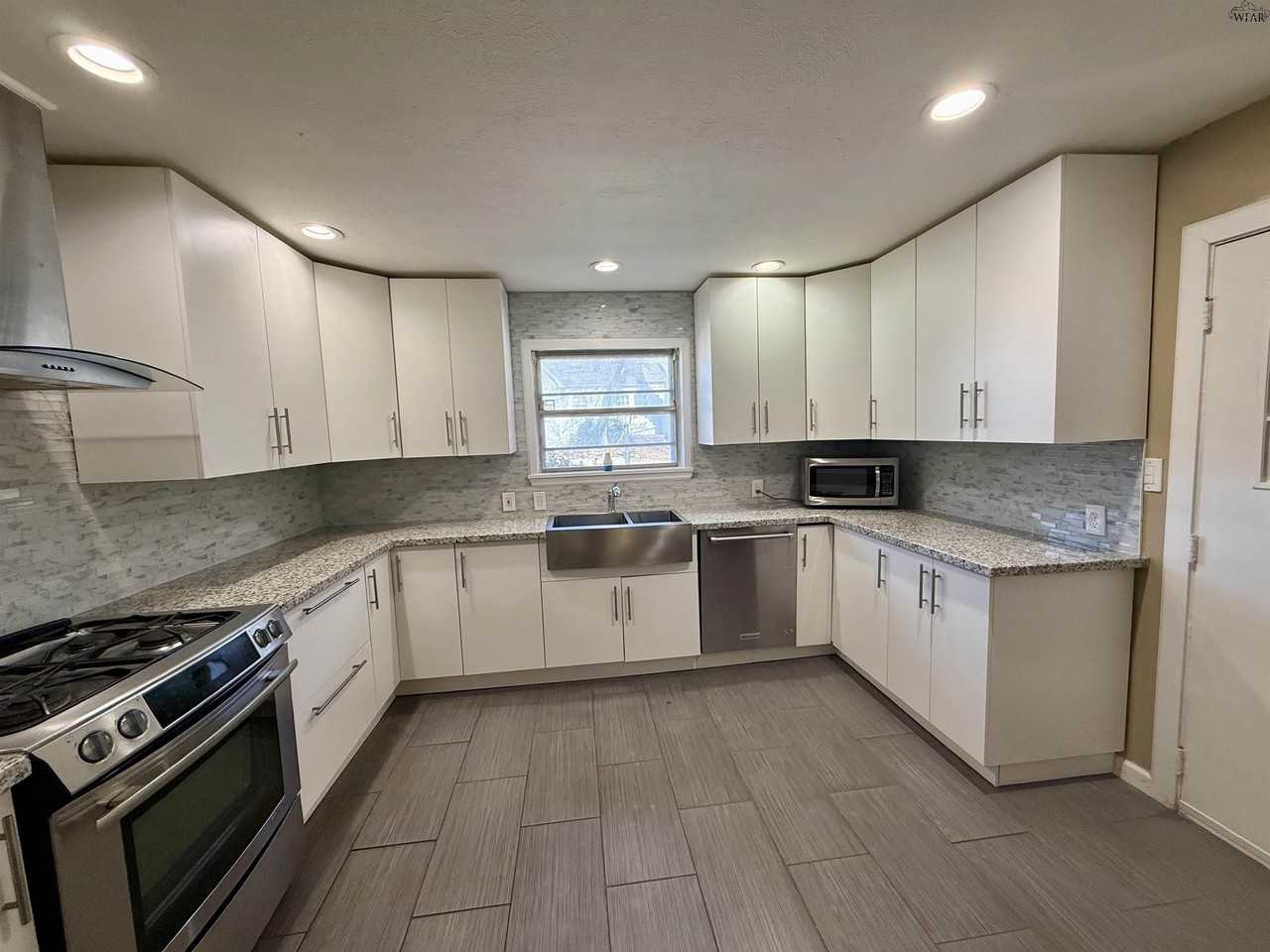 2101 Jones St - Photo 5 of 18