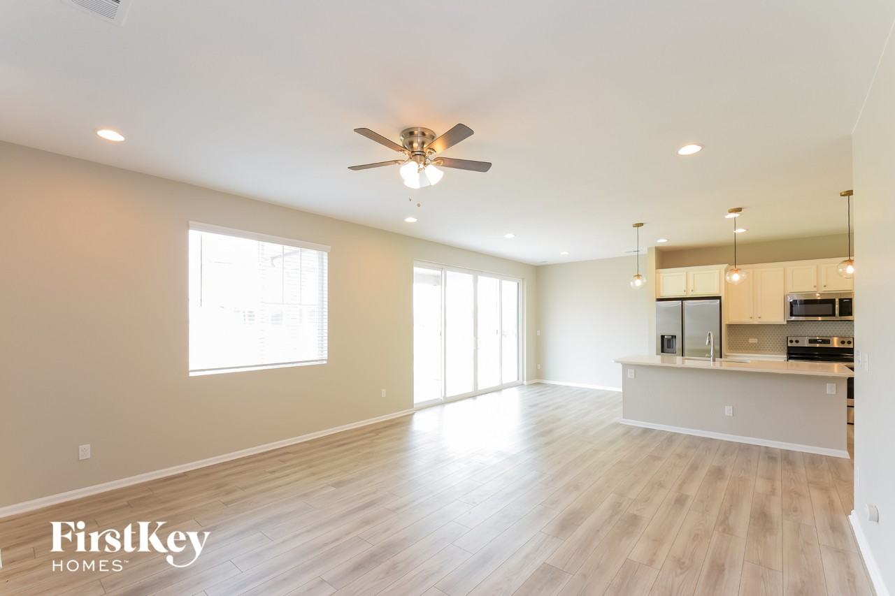 10615 Akron St - Photo 4 of 15