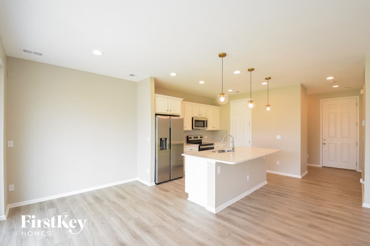 10615 Akron St - Photo 6 of 15