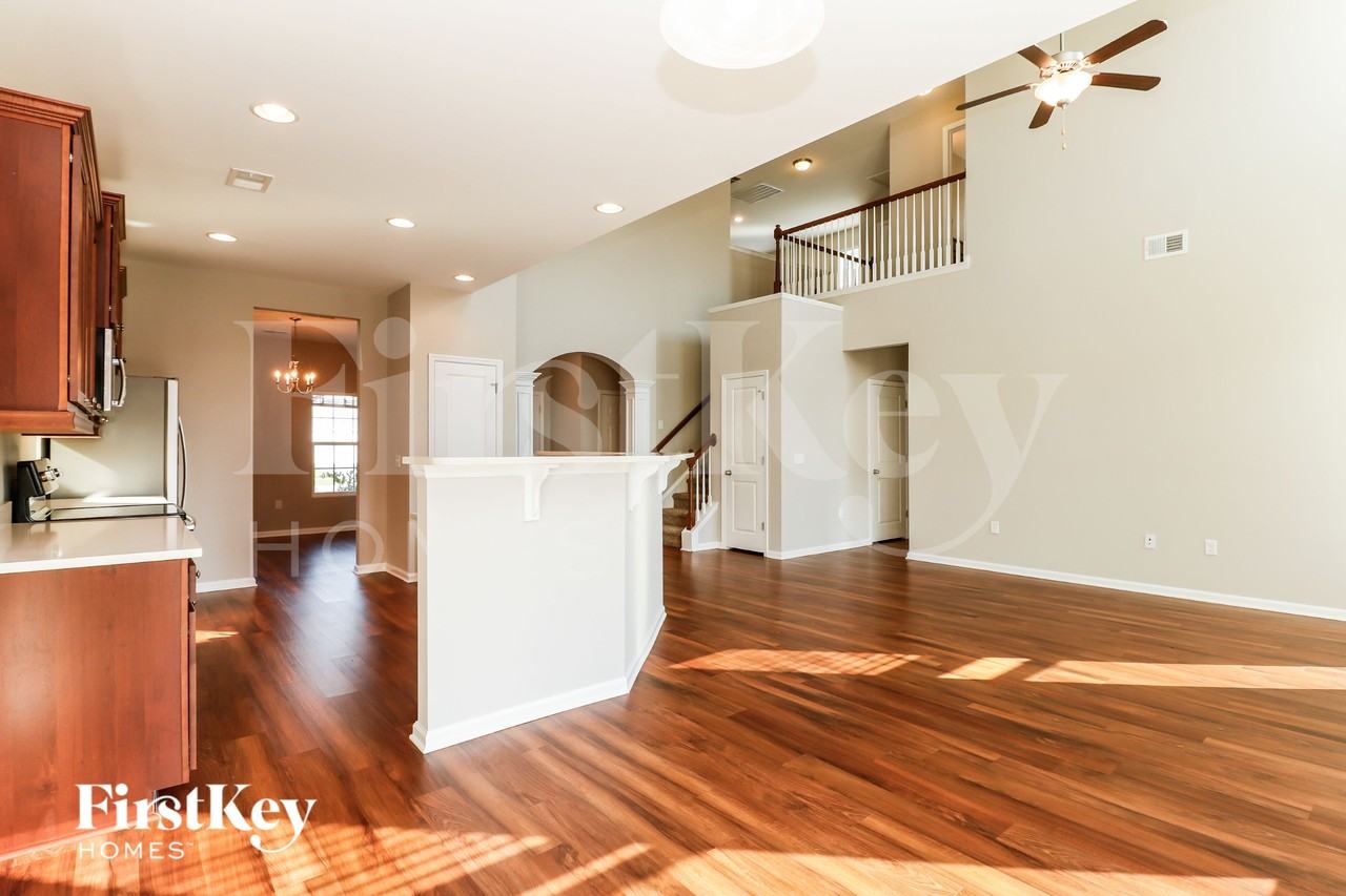 326 Silverleaf Ln - Photo 3 of 15