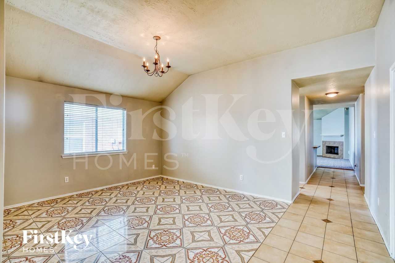 2410 Hawthorne Brook Ln - Photo 7 of 19