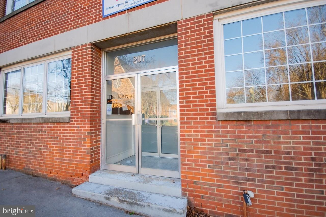 207 W King St - Photo 5 of 50