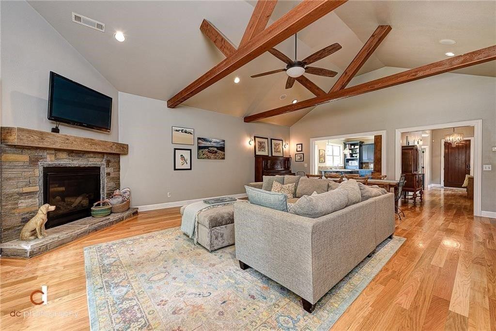 1602 Ne Greenbrier Rd - Photo 2 of 18