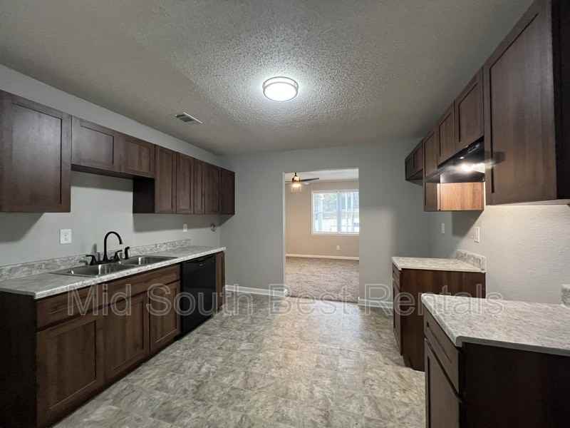 1675 Rayner St - Photo 6 of 14